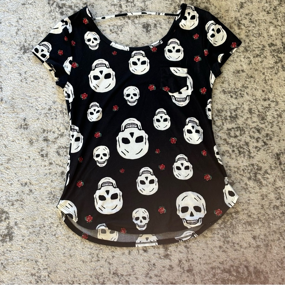No Boundaries Women’s Short Sleeve Shirt SZ Large Black White Skulls